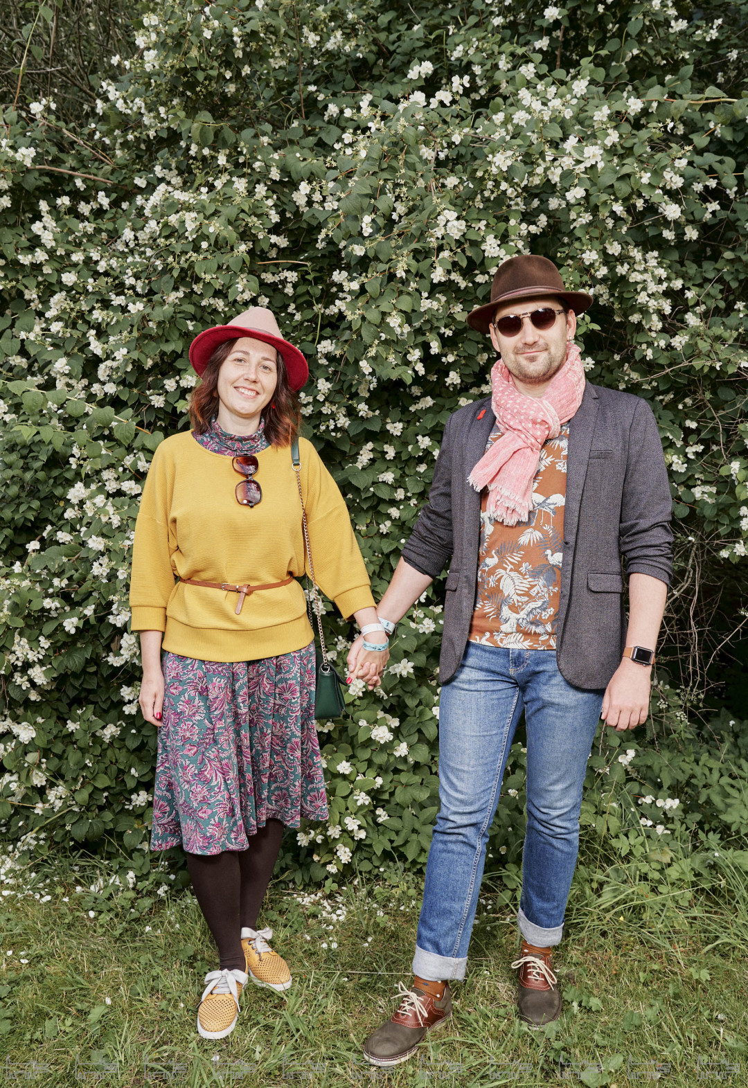 На Марии: шляпа Cardinal & Margo, кофта MEDICINE, платье noname, очки — винтаж. На Андрее: шляпа от итальянского бренда, футболка MEDICINE, шарф Mango