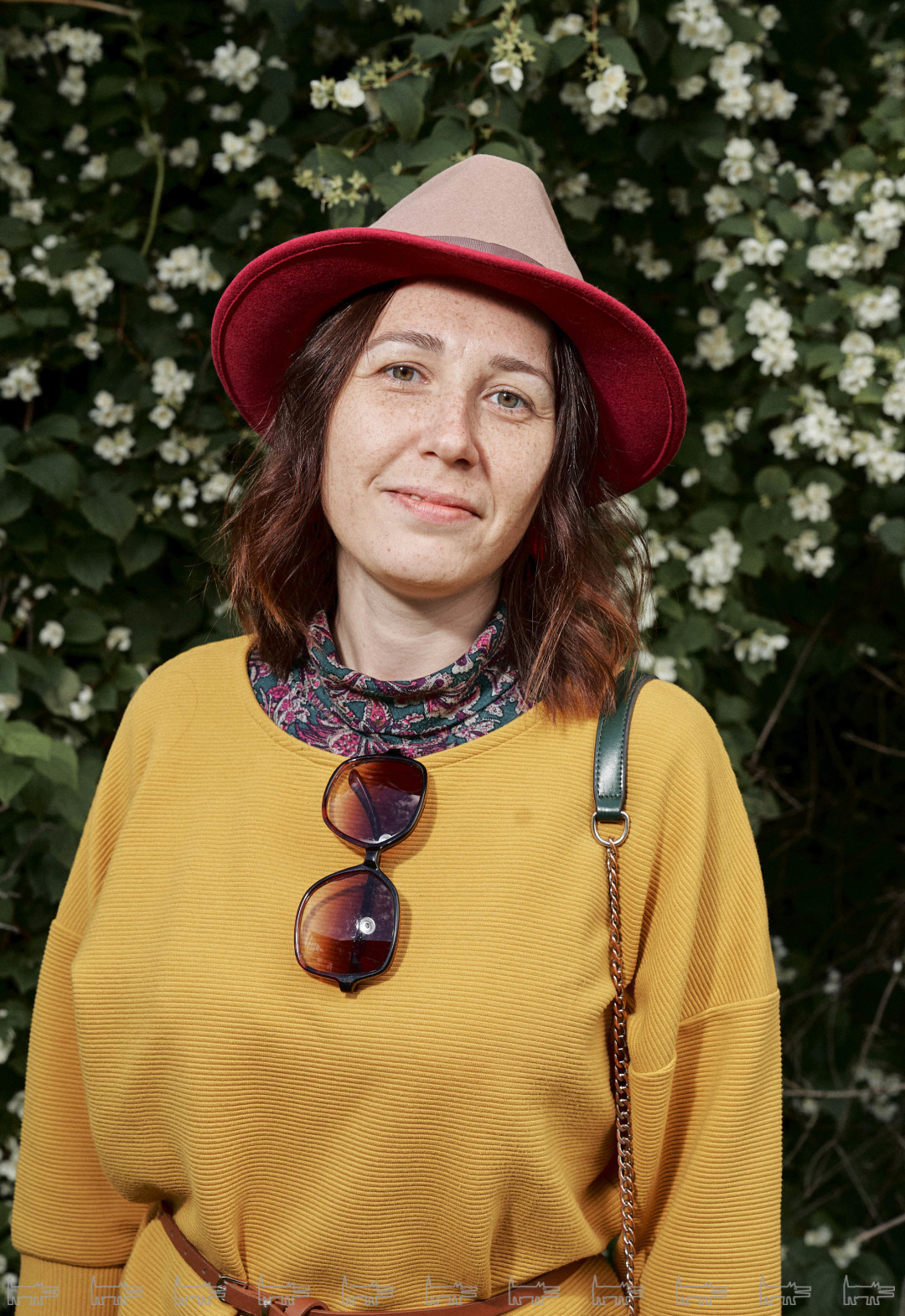 На Марии: шляпа Cardinal & Margo, кофта MEDICINE, платье no name, очки — винтаж