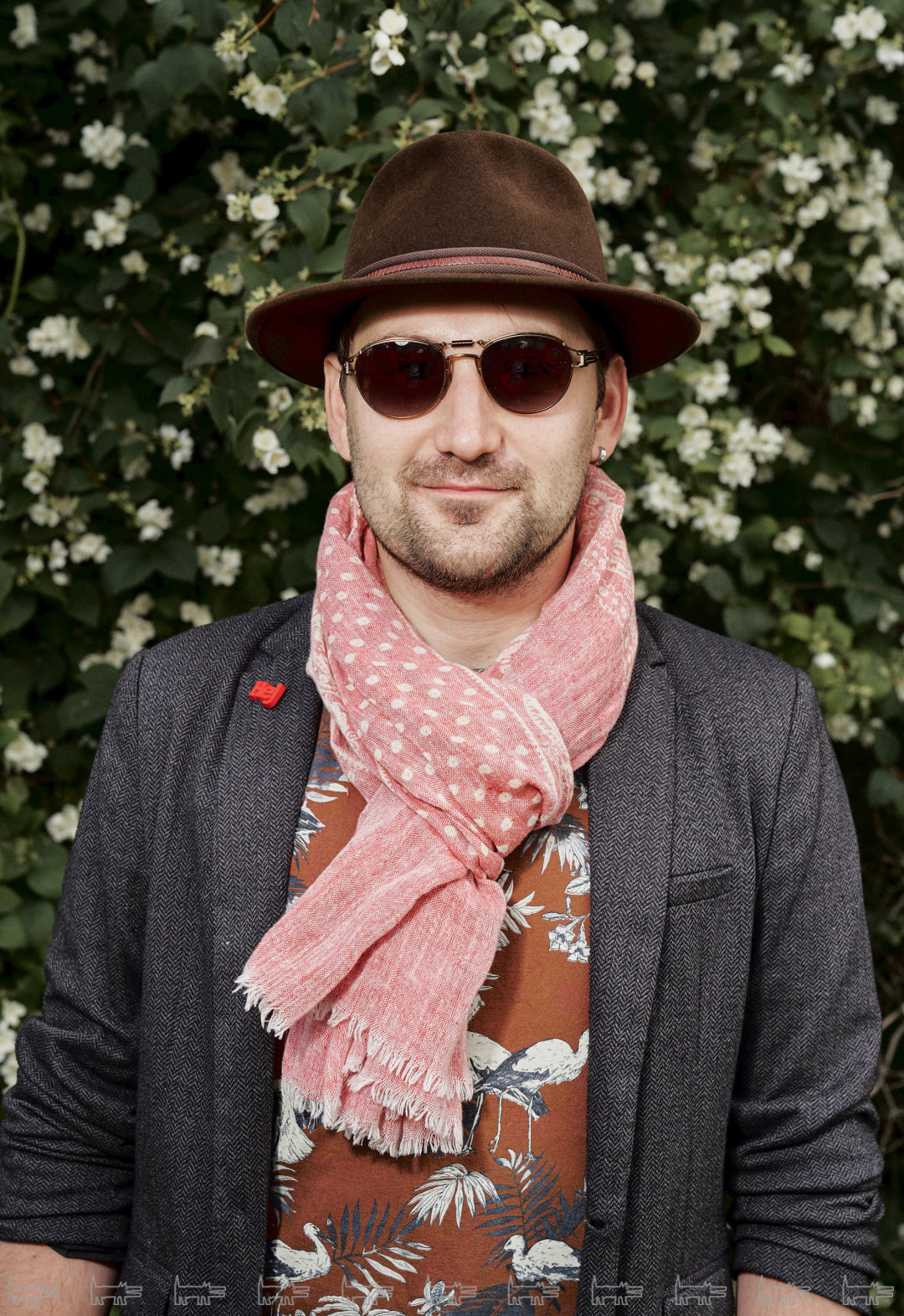 На Андрее: шляпа от итальянского бренда, футболка MEDICINE, шарф Mango