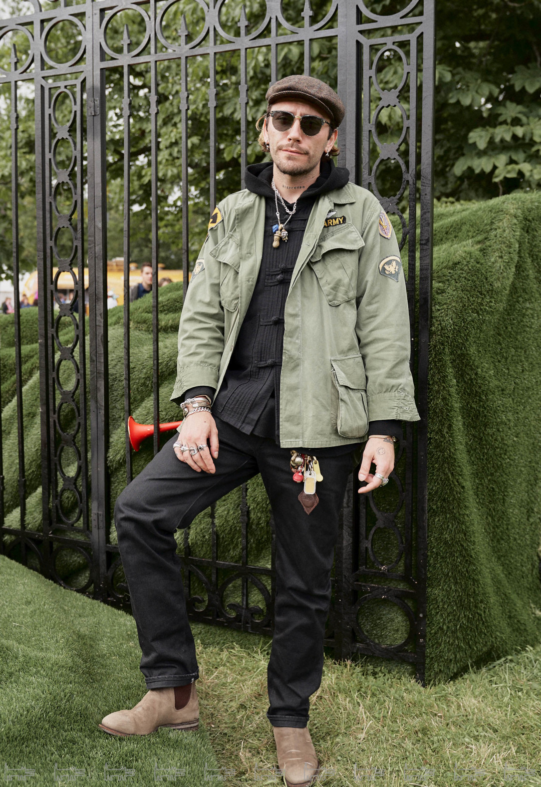 На Руслане: куртка из Вьетнама 1969 года с оригинальными военными нашивками, заказанная во Военторге, национальная одежда Северного Таиланда, джинсы