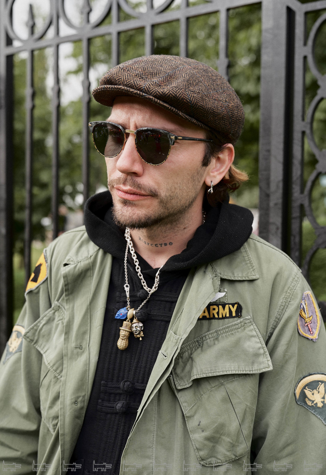 На Руслане: куртка из Вьетнама 1969 года с оригинальными военными нашивками, заказанная во Военторге, национальная одежда Северного Таиланда, очки