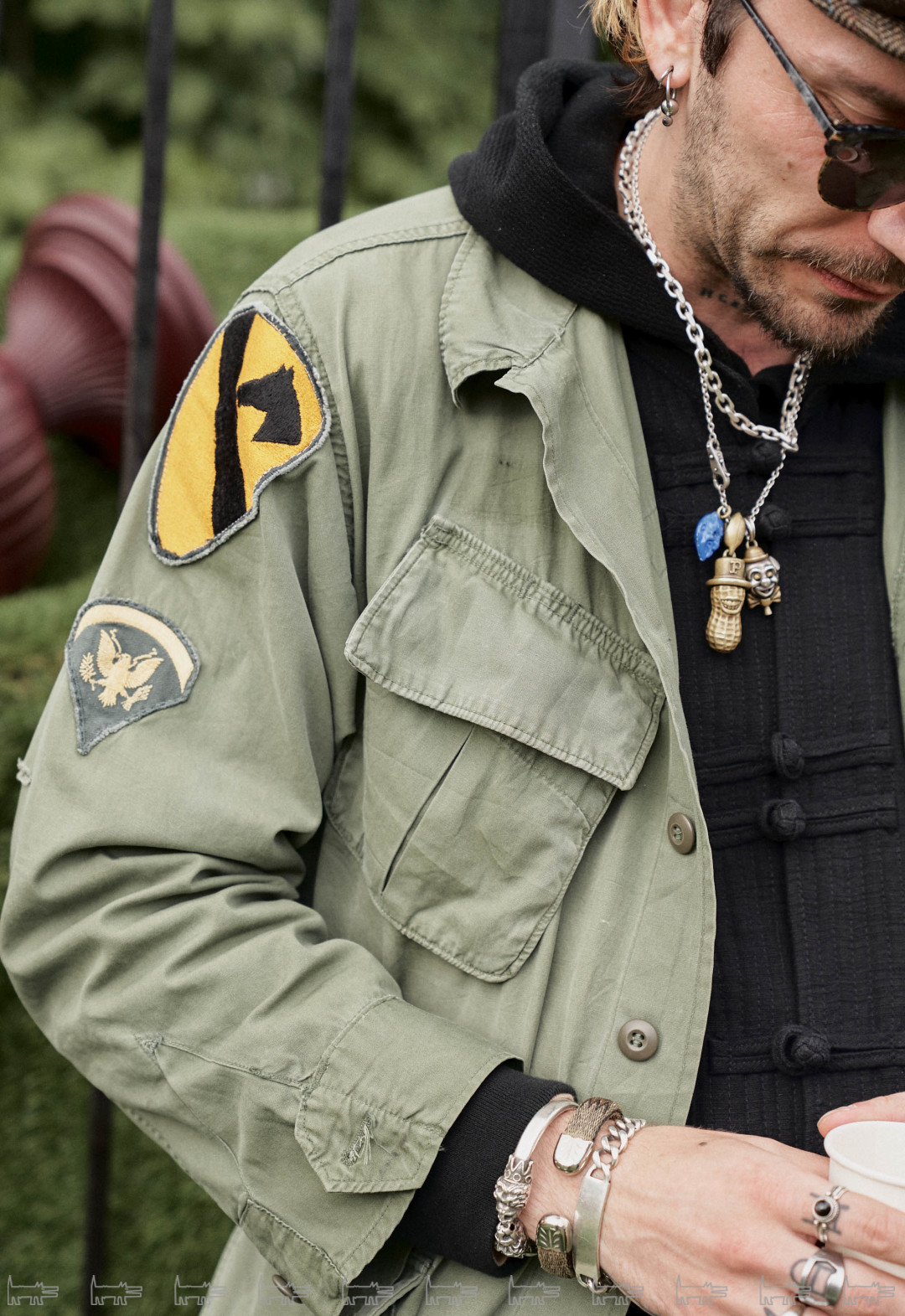 На Руслане: куртка из Вьетнама 1969 года с оригинальными военными нашивками, заказанная во Военторге, национальная одежда Северного Таиланда, очки