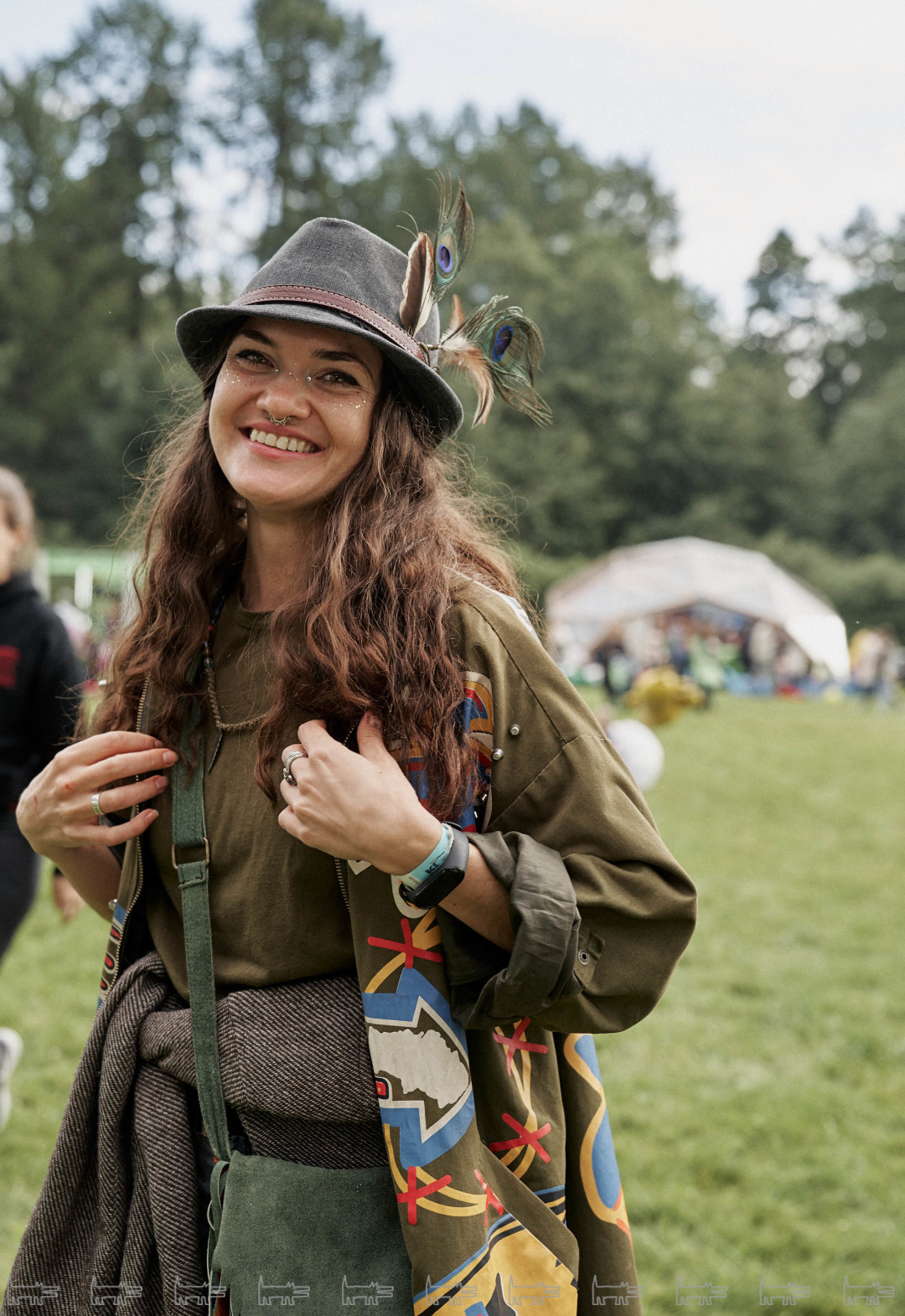 На Таре: куртка с бангкокского блошиного рынка, индийская сумка, шляпа, подаренная свекровью