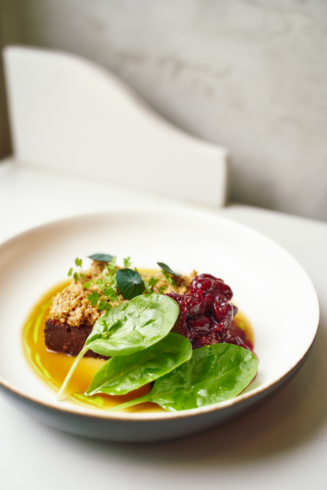 Бриошь с риетом из утки, вареньем из вишни и молодым шпинатом, 530 рублей