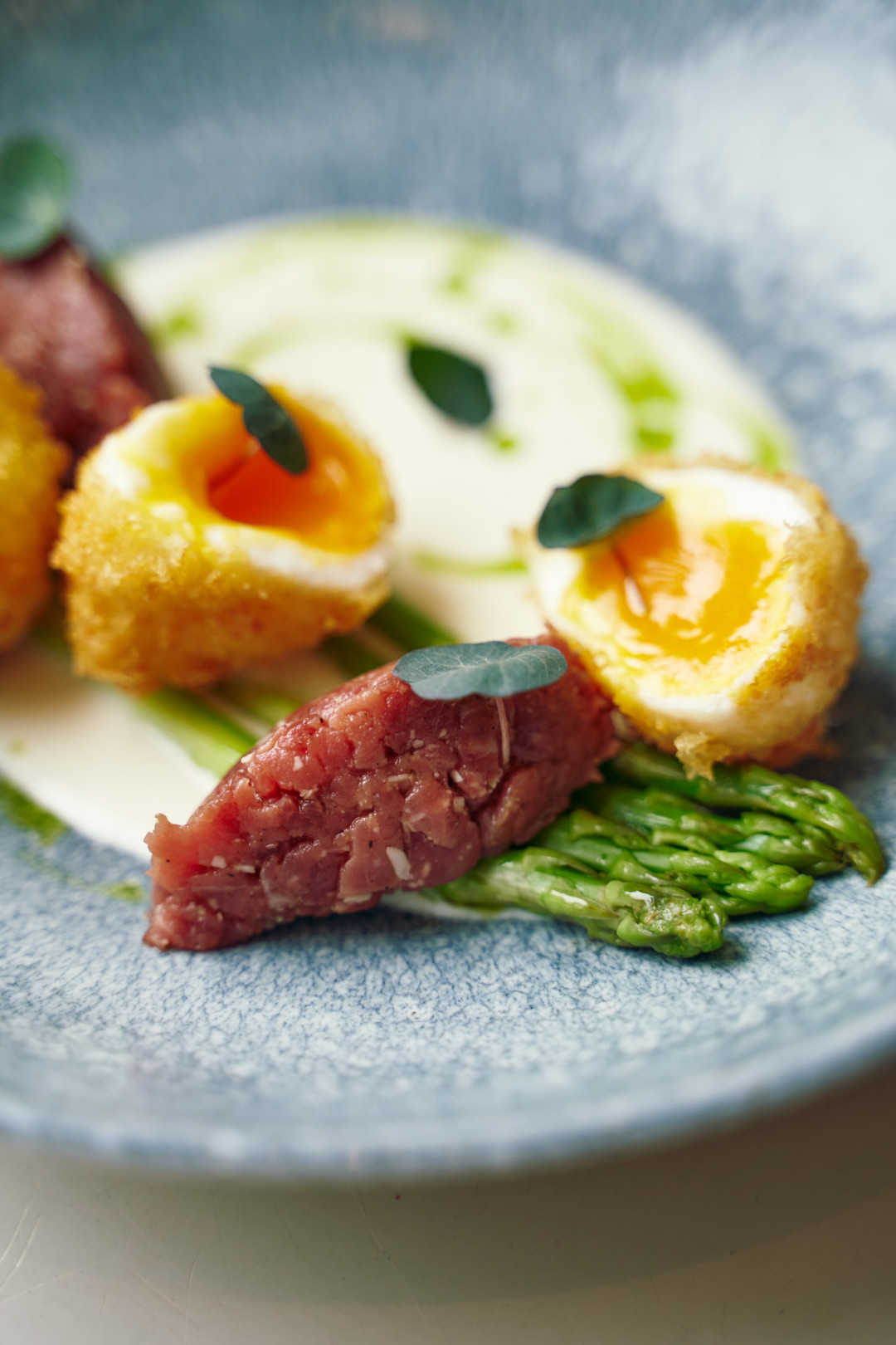 Зеленая спаржа с тартаром из говядины, 540 рублей