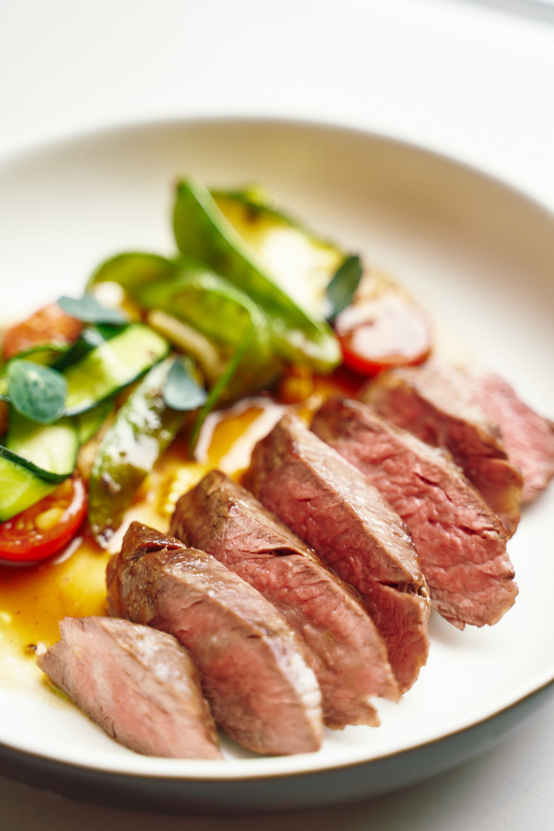 Фланк стейк с молодым горошком, перечным соусом и кукурузой, 720 рублей