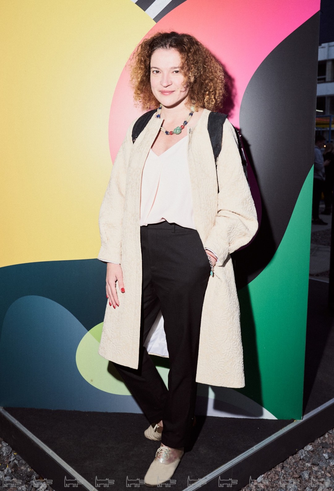 На Ксении: пальто Biryukov, топ и брюки UNIQLO, обувь Acne Studios, рюкзак Tatyana Parfionova, непальское ожерелье