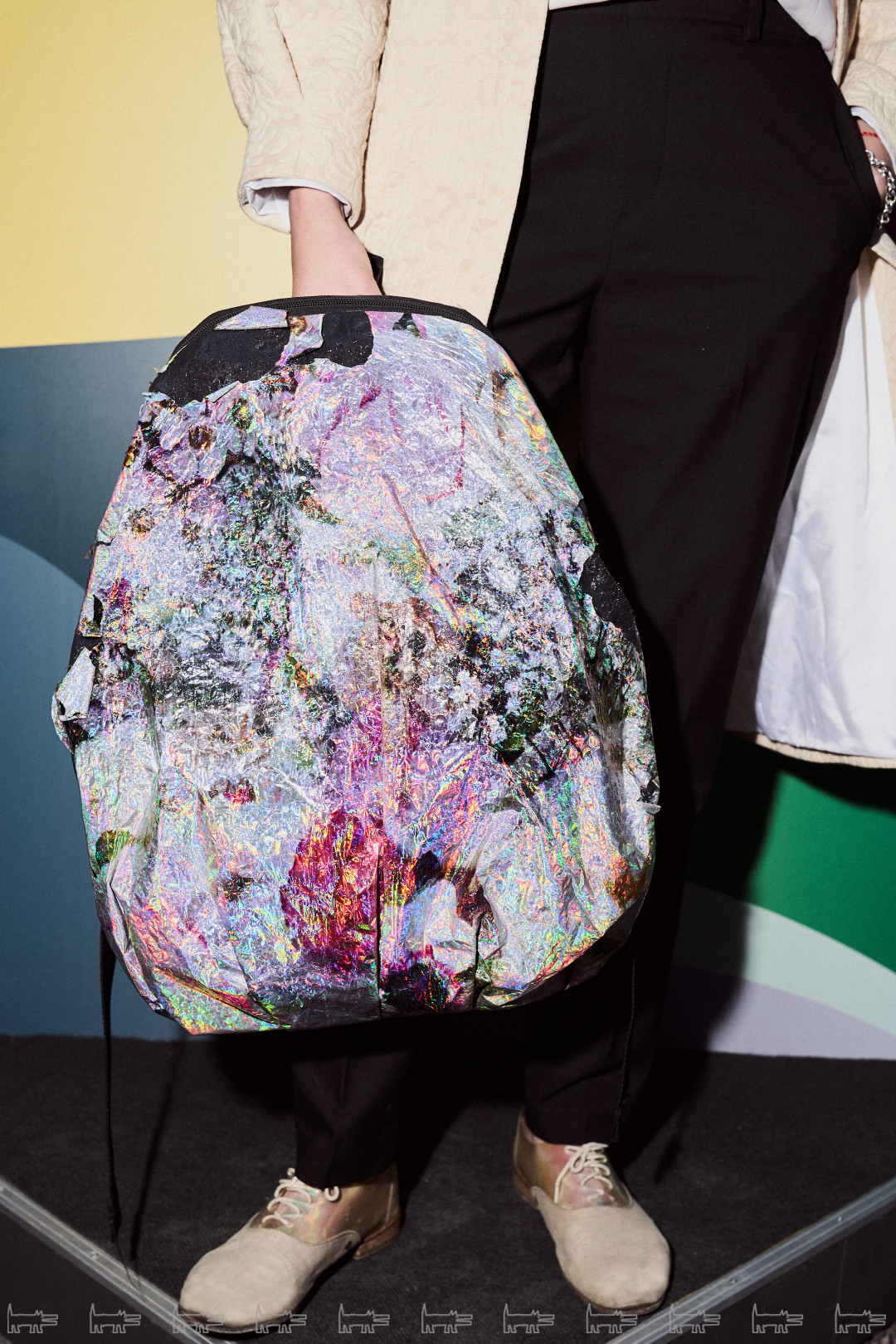 На Ксении: пальто Biryukov, брюки UNIQLO, обувь Acne Studios, рюкзак Tatyana Parfionova