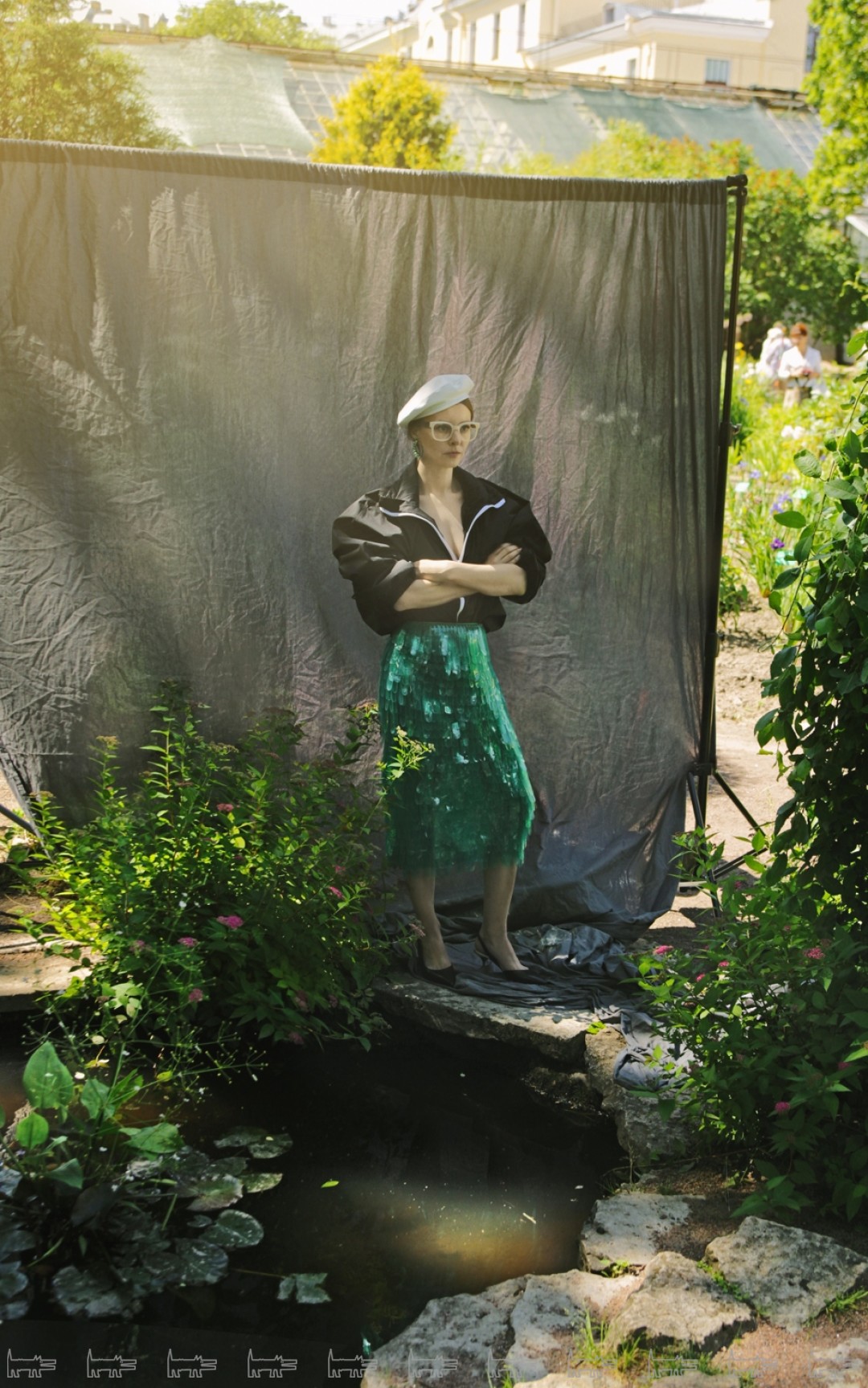 На Ольге Поляковой: куртка Givenchy, юбка Dries Van Noten, туфли Burberry, берет Eugenia Kim, серьги Oscar de la Renta (все — ДЛТ)