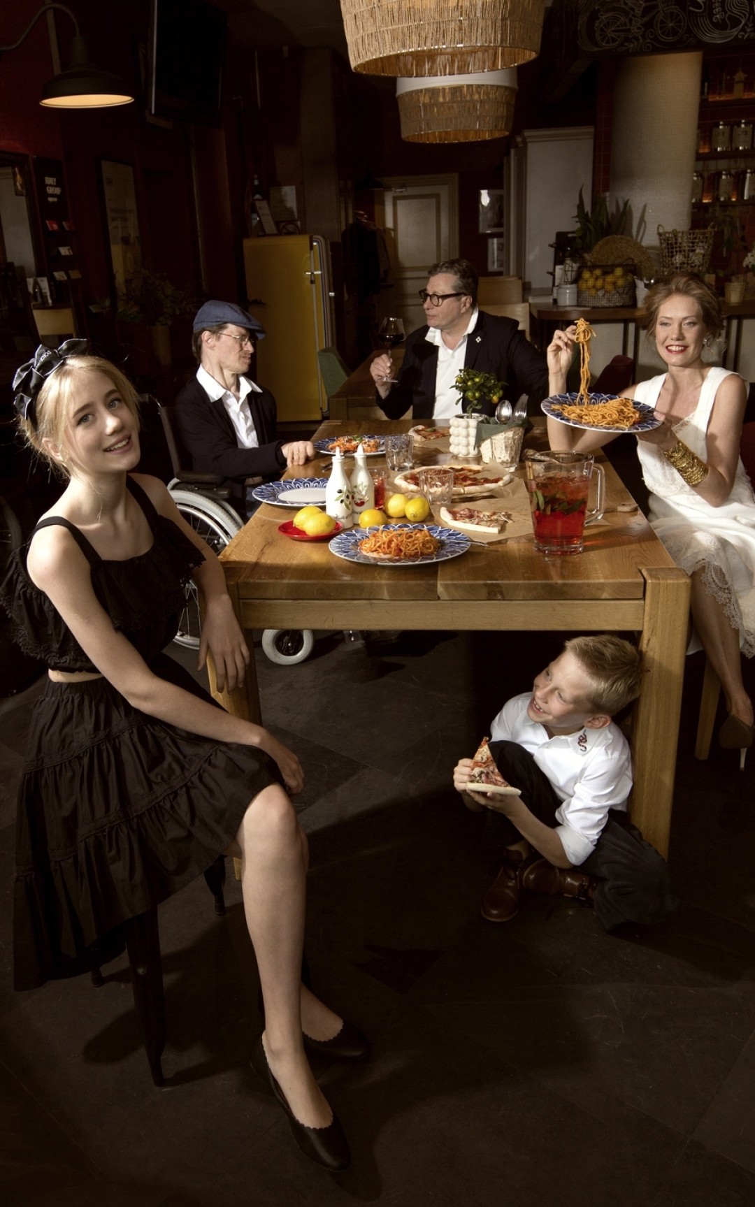 Семья Ларионовых: Валерий и Ксения с детьми — Матвеем и Марией — и Леонидом (братом Валерия)