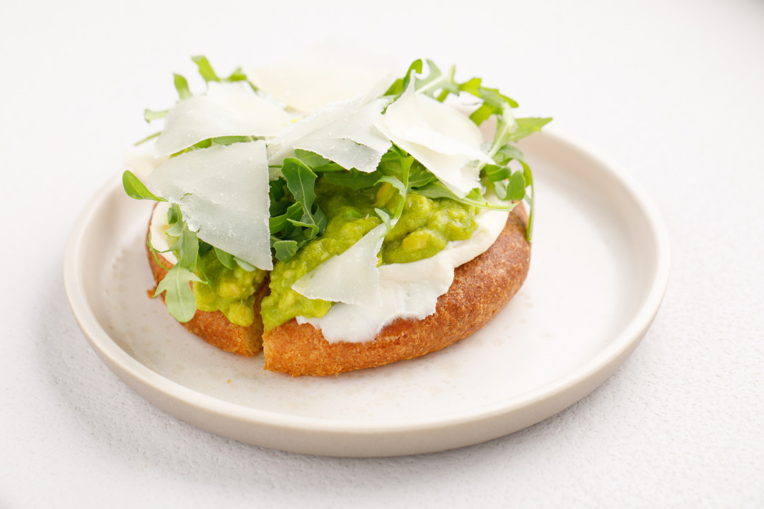 Пшеничная лепешка с авокадо и пармезаном