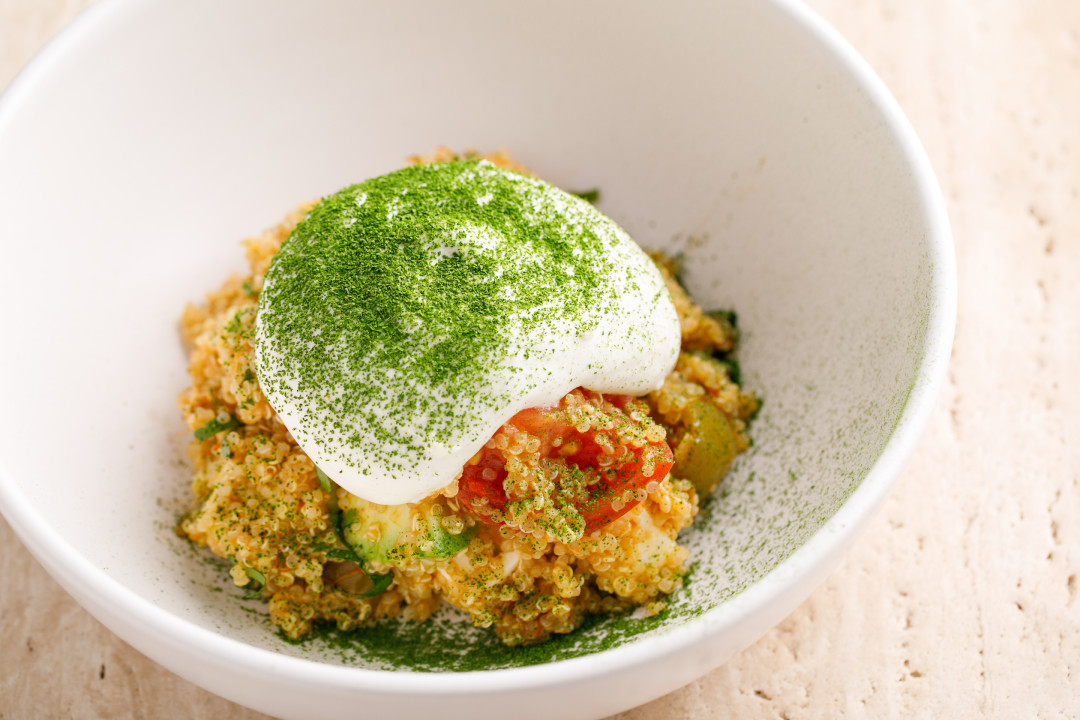 Киноа с авокадо, печеными овощами и муссом из феты