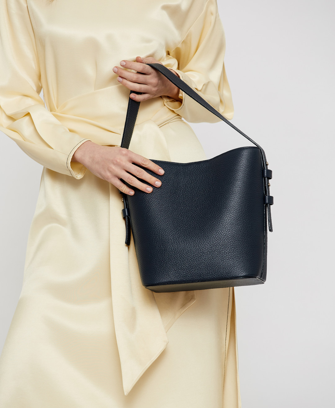 Объемная сумка на широком ремне. Цена со скидкой: 5560 руб.