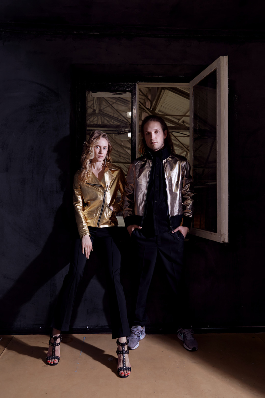 На Злате Ялинич: куртка AM'WERKSTATT (AM Werkstatt store), брюки JM Studio. На Владимире Варнаве: рубашка Dress Up Hero, брюки Dress Up Hero, куртка