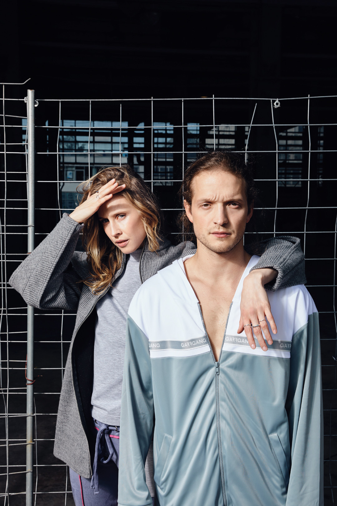 На Злате Ялинич: штаны NERGO, водолазка NNedre, жакет DICH. На Владимире Варнаве: костюм GAFF GANG