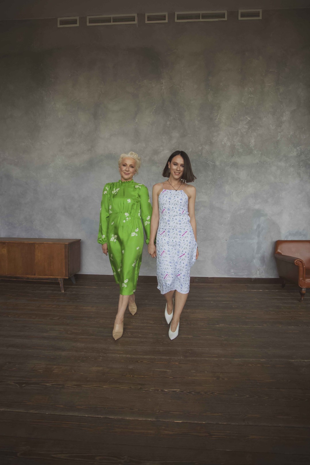 На Нине Васильевне: платье JM Studio. На Кате Иванчиковой: платье 404 NOT DOUND, подвеска и браслет IF Jewelry, серьги Qari Qris