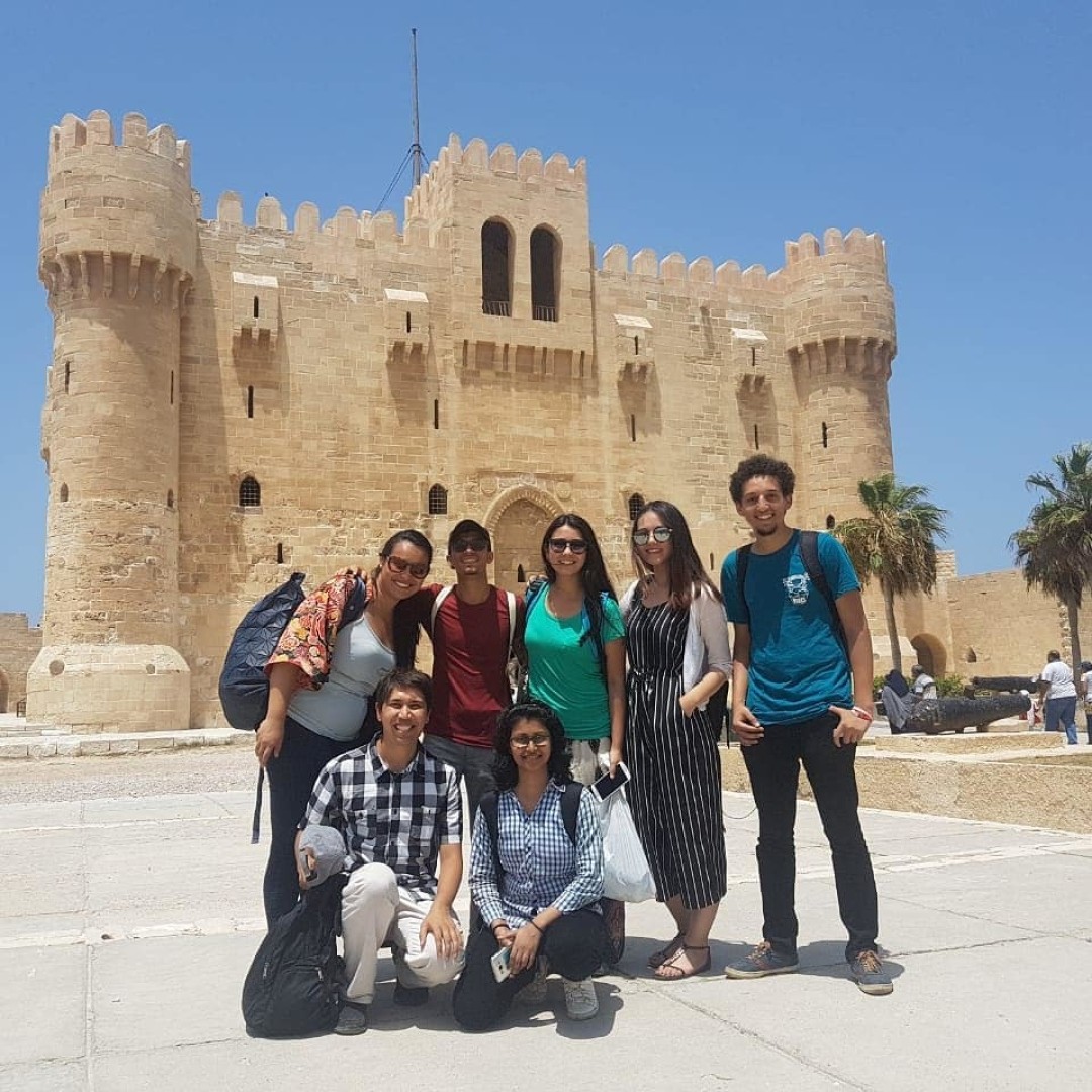 Руслан и другие волонтеры AISEC возле крепости Кайт-бей в Египте