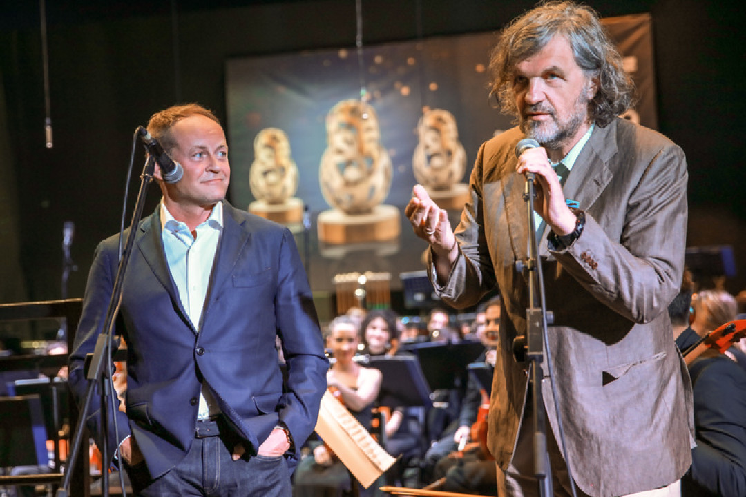 Эмир Кустурица и член правления «Газпром нефти» Александр Дыбаль открывают фестиваль