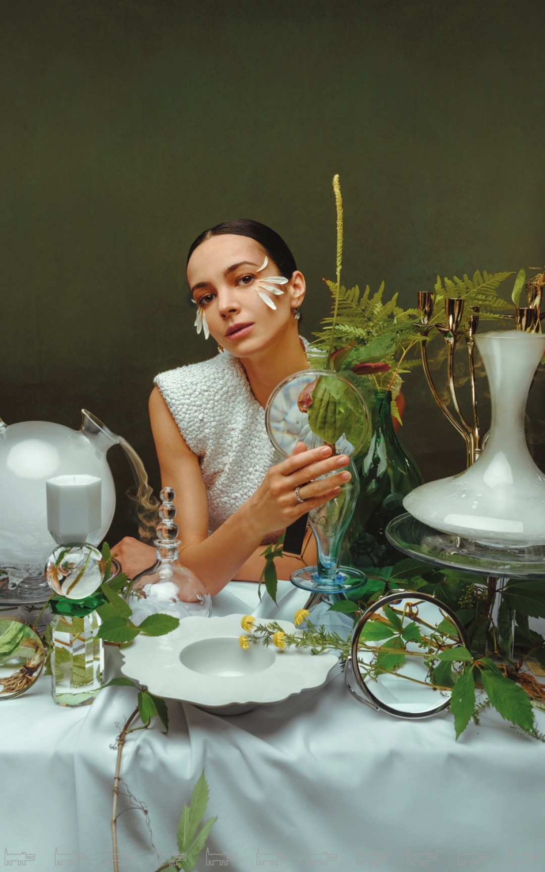 Серьги Happy Diamonds, Chopard, кольцо Mercury Classic, Mercury, платье Dries Van Noten (все — ДЛТ)