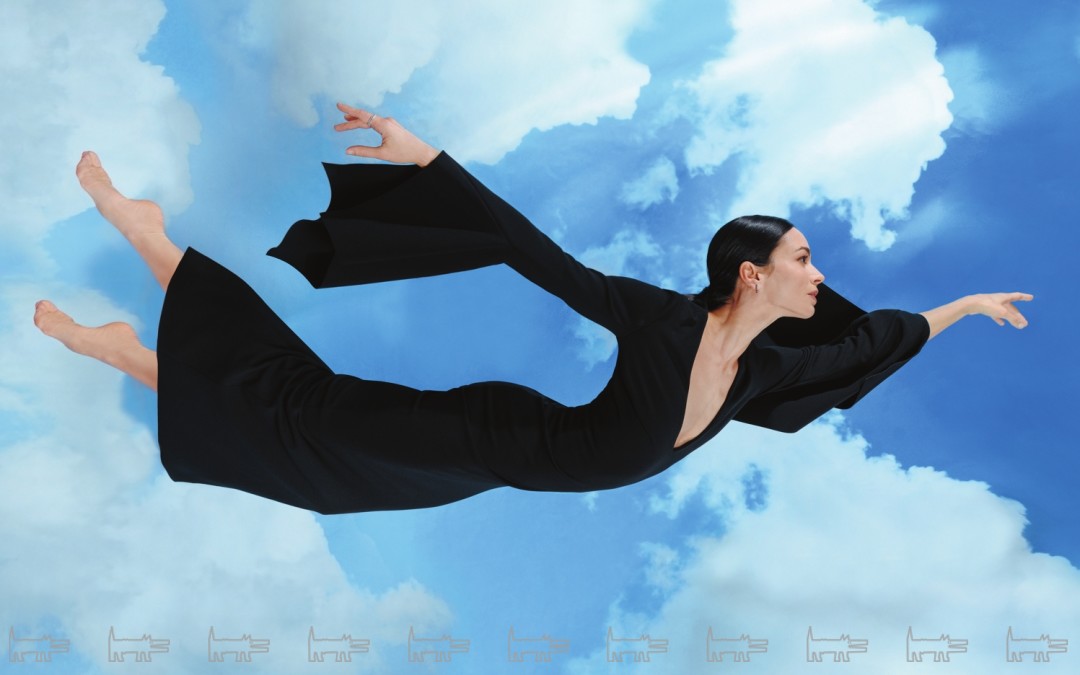 Серьги Ice Cube, Chopard, кольцо Mercury Classic, Mercury, платье Solace London (все — ДЛТ)