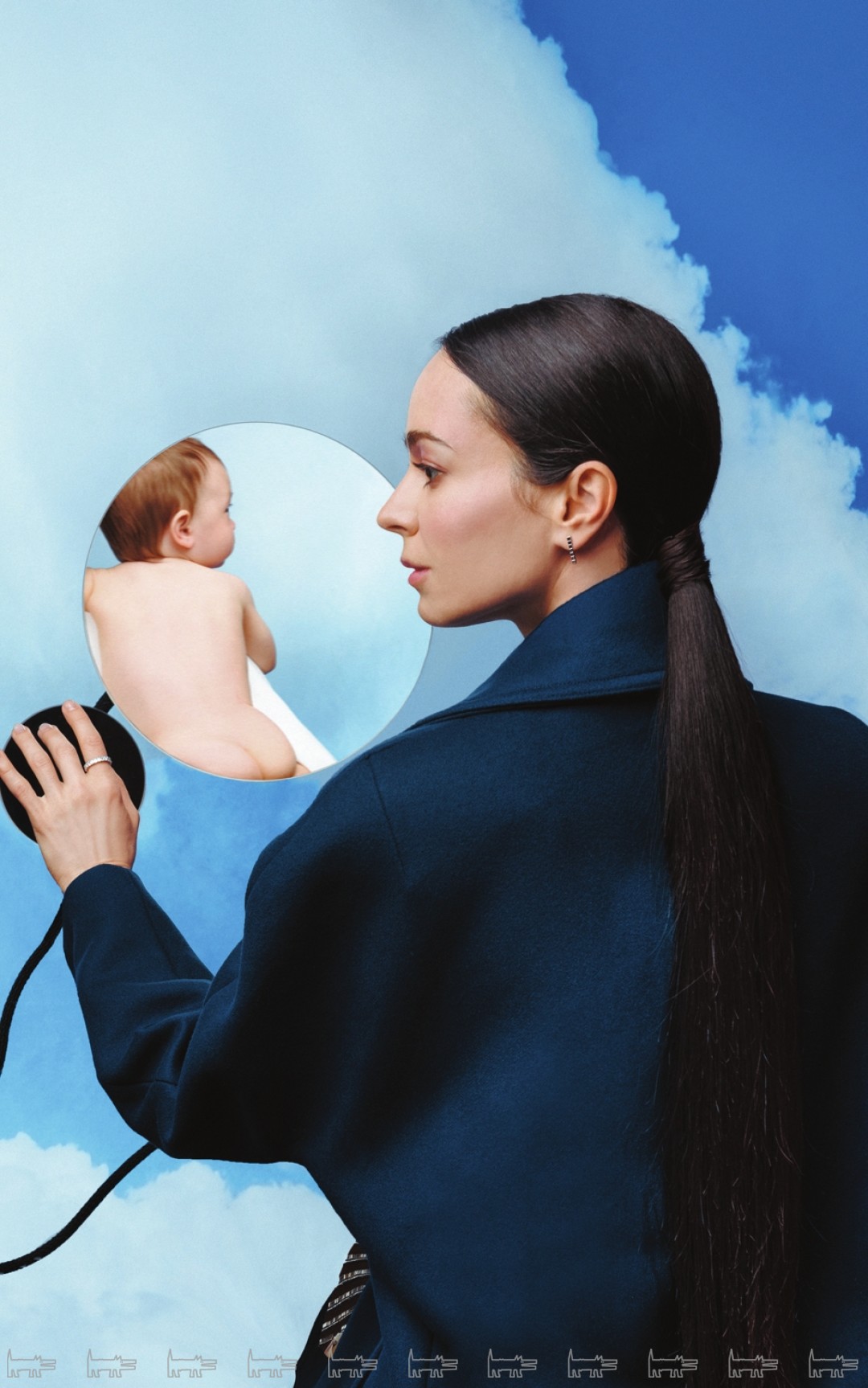 Серьги Ice Cube, Chopard, кольцо Mercury Classic, Mercury (все — ДЛТ), пальто и шарф Louis Vuitton