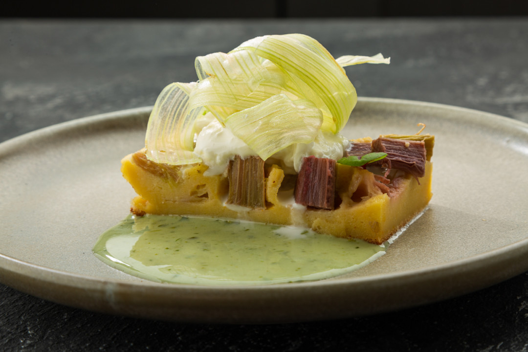 Сырный пирог с ревенем, страчателлой и соусом из арахиса и кинзы