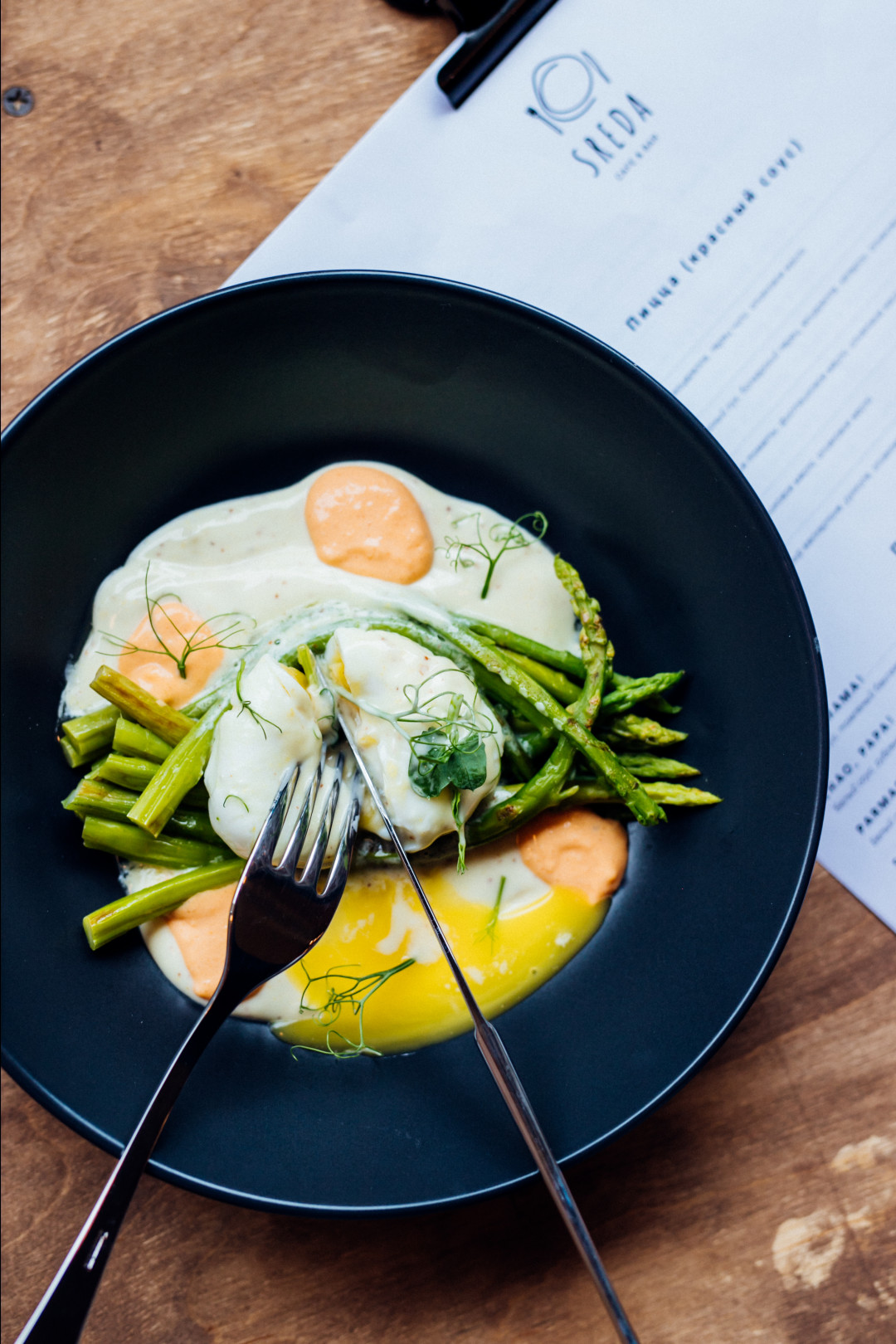 Спаржа с яйцом пашот и икрой трески