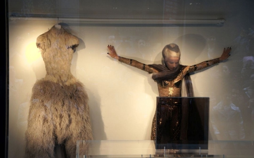 Перфоманс Дафны Гиннесс в витрине универмага Barneys в 2010 году