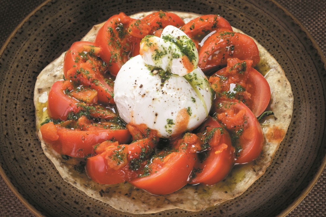 Буррата с бакинскими томатами и базиликом