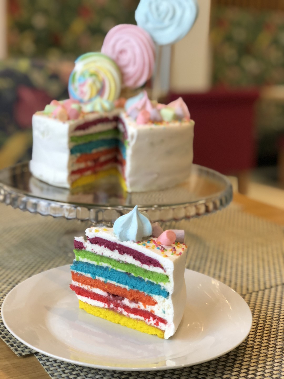 Кондитеры кафе могут выполнить торт с любой из начинок в любом дизайне