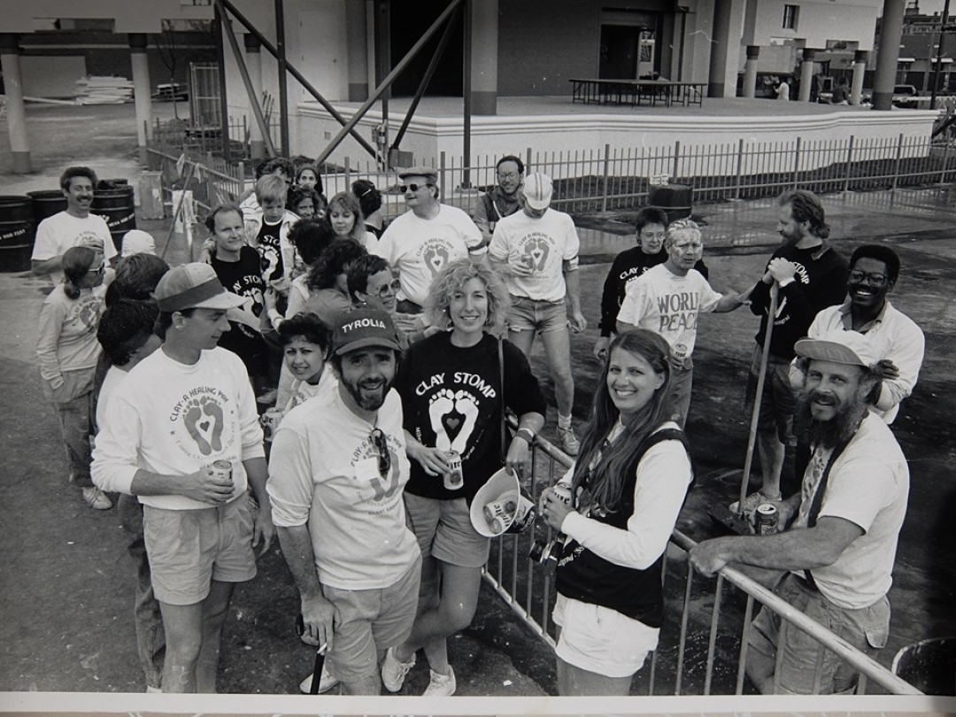 На первом плане Линн Престон и Крейг Петрос, на заднем плане, с измазанным глиной лицом, —Джоэл Пфайфер, основатель проекта «Глина, скрепляющая дружбу