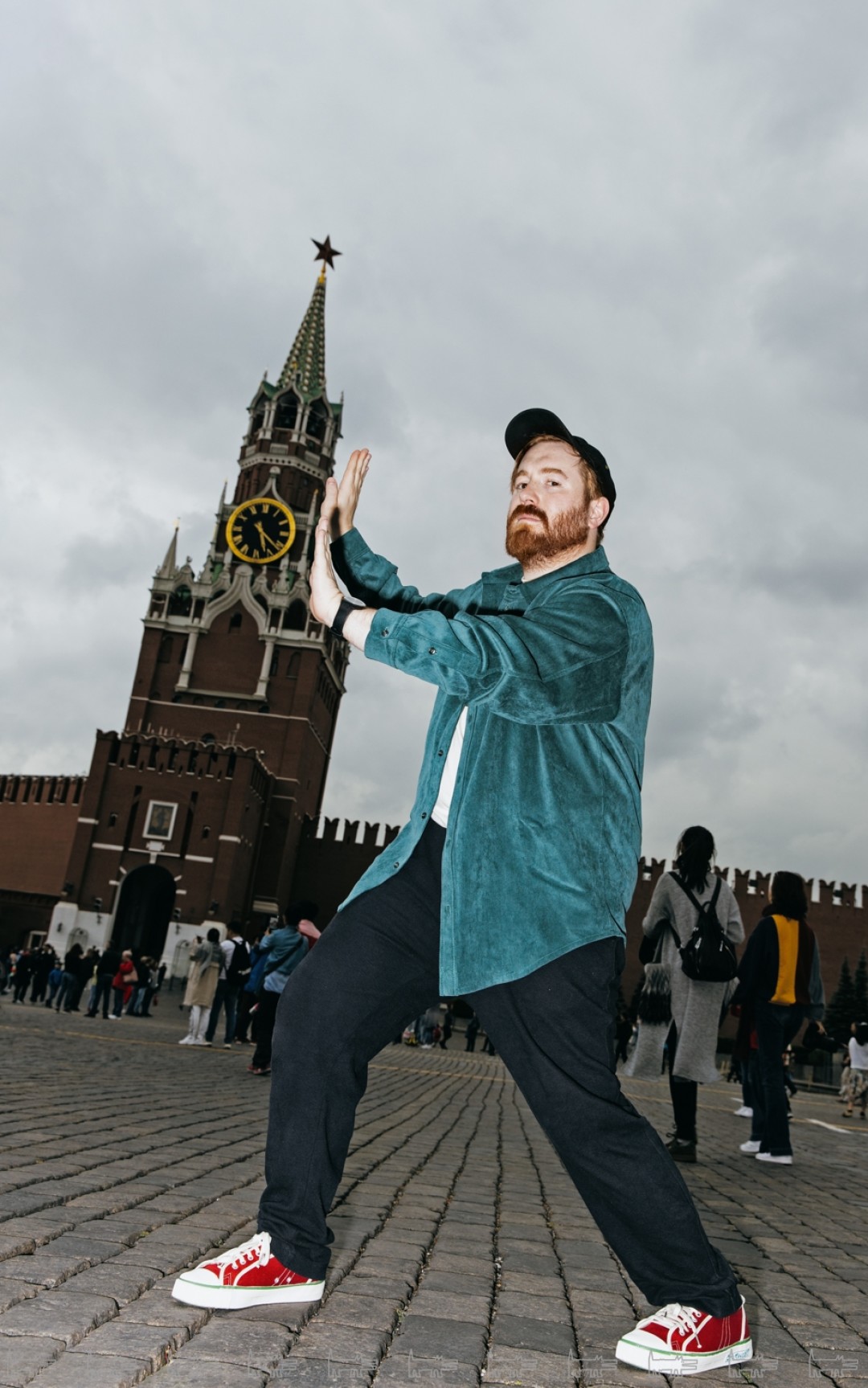 Футболка «Кружок», кеды «Два мяча», куртка Fusion (все — «ГУМ. Секция»)