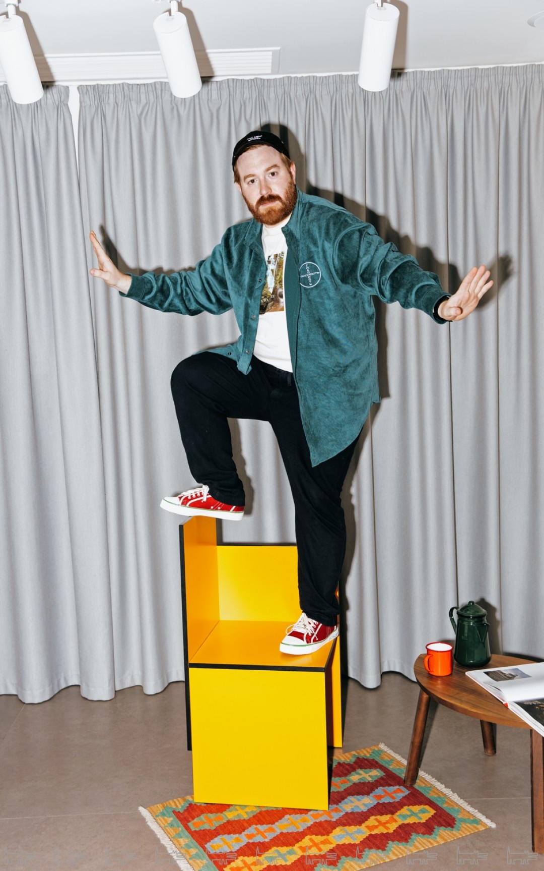 Футболка «Кружок», кеды «Два мяча», куртка Fusion (все — «ГУМ. Секция»)