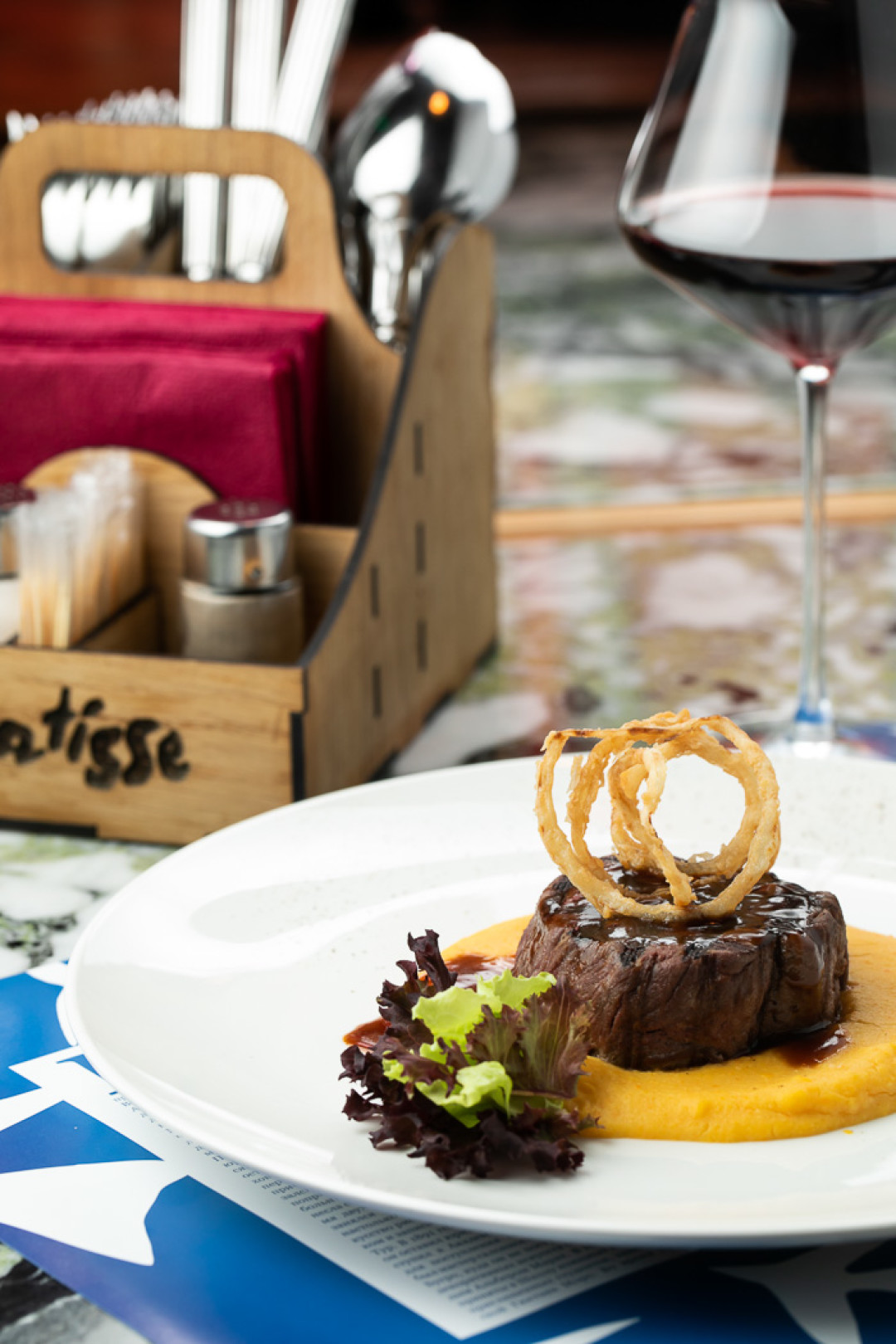 Говяжья вырезка с пюре из сельдерея и соусом демиглас, 1300 руб.