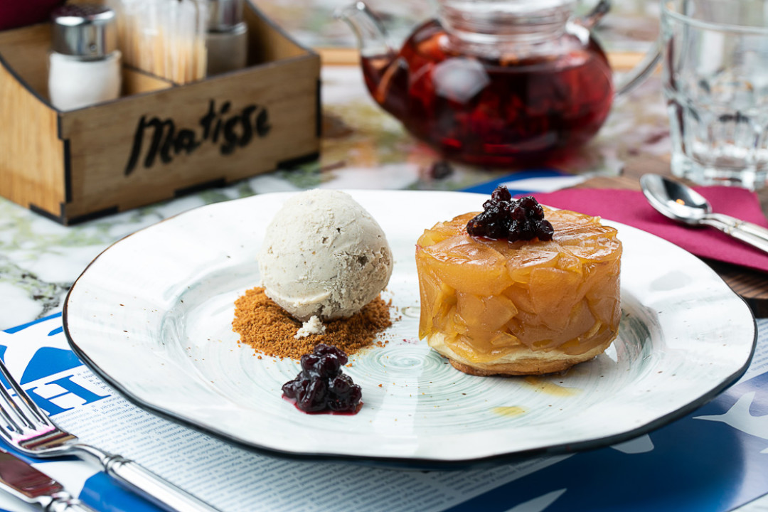 Яблочный тарт татен с ванильным мороженым, 380 руб.