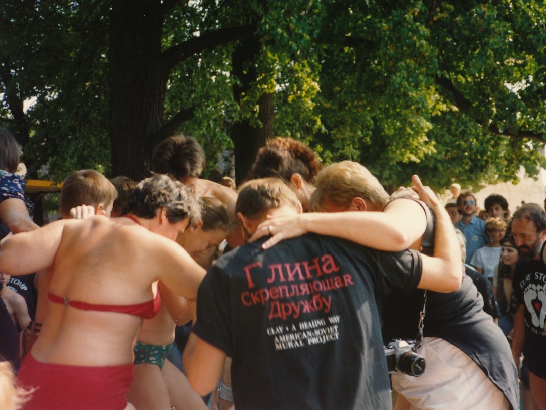 Во время акции «Глина, скрепляющая дружбу» в 1989 году в Ленинграде