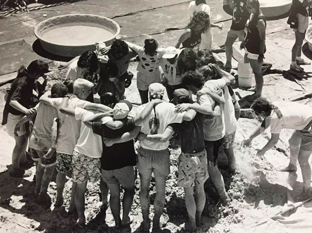 Во время акции «Глина, скрепляющая дружбу» в 1989 году в Милуоки, США