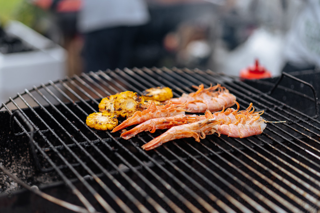 Кроме мяса готовить на огне будут морепродукты, овощи и даже хлеб