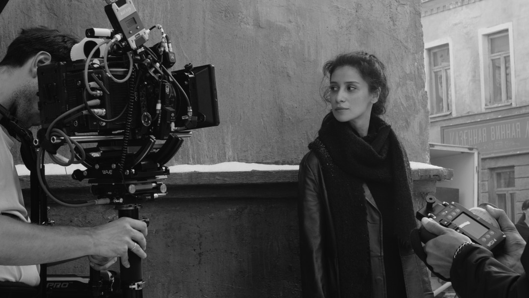 Роль Стеллы, командира одного из отрядов повстанцев, досталась жгучей брюнетке Равшане Курковой. Её героине приходится несладко. «Стелла переживает