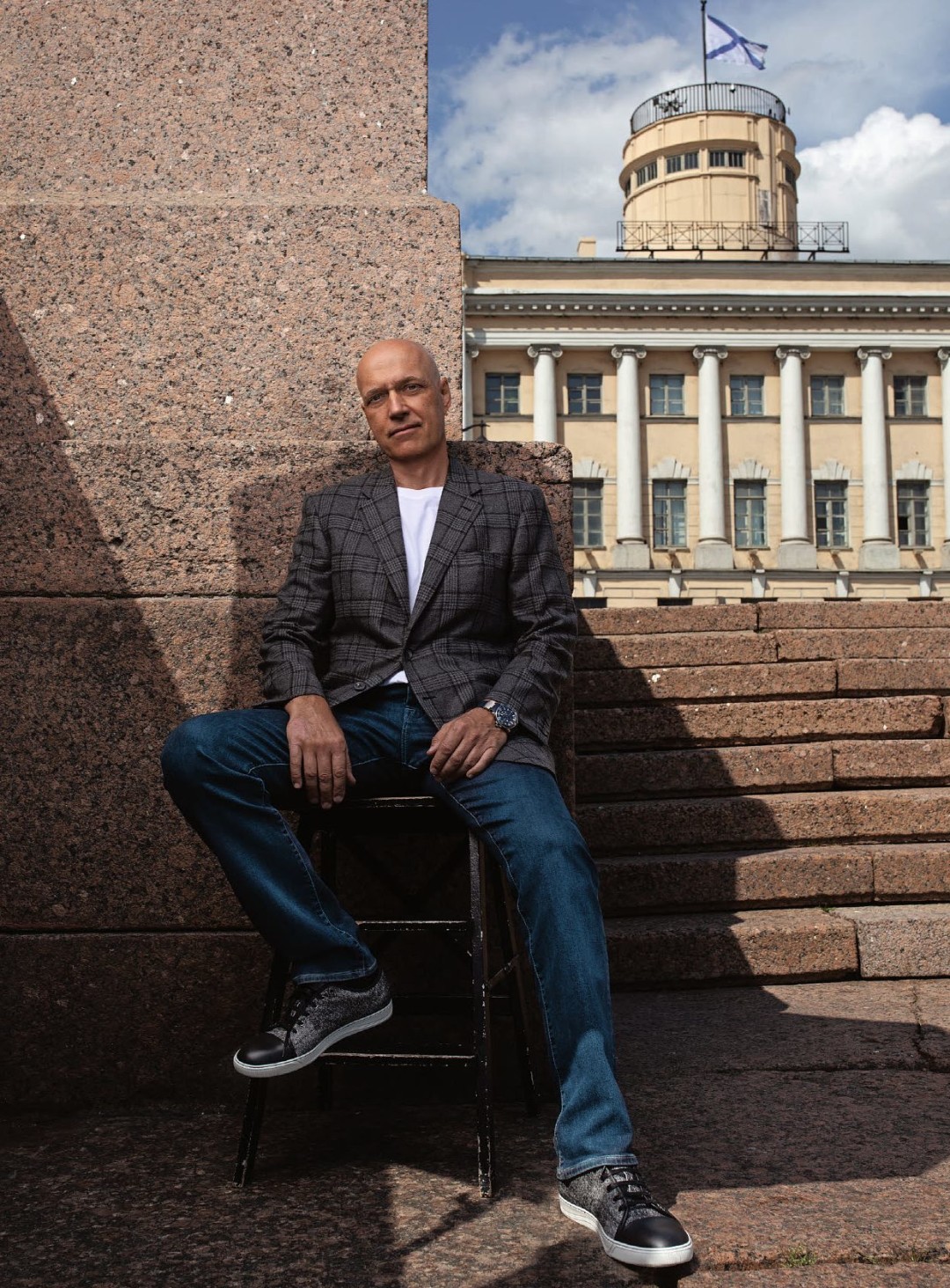 На Вадиме: пиджак Brioni, футболка Bottega Veneta, джинсы Canali, кеды Lanvin (все — ДЛТ)