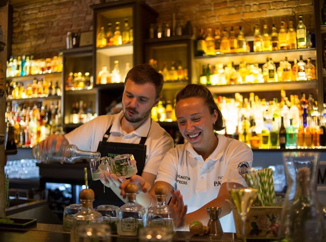 Игорь Зернов и Лиза Молявка в баре L'Fleur Источник: @margarita.express