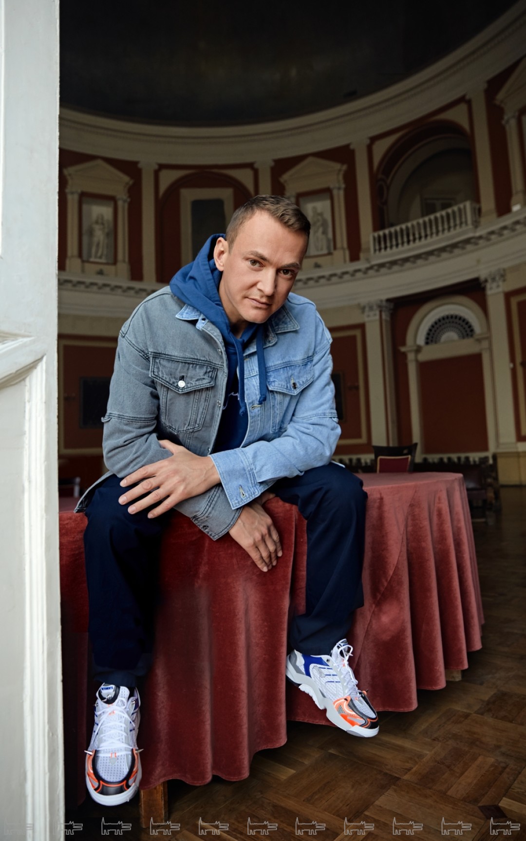 Куртка Juun. J, худи Jacquemus, брюки Balenciaga, кроссовки Vetements (все — ДЛТ)