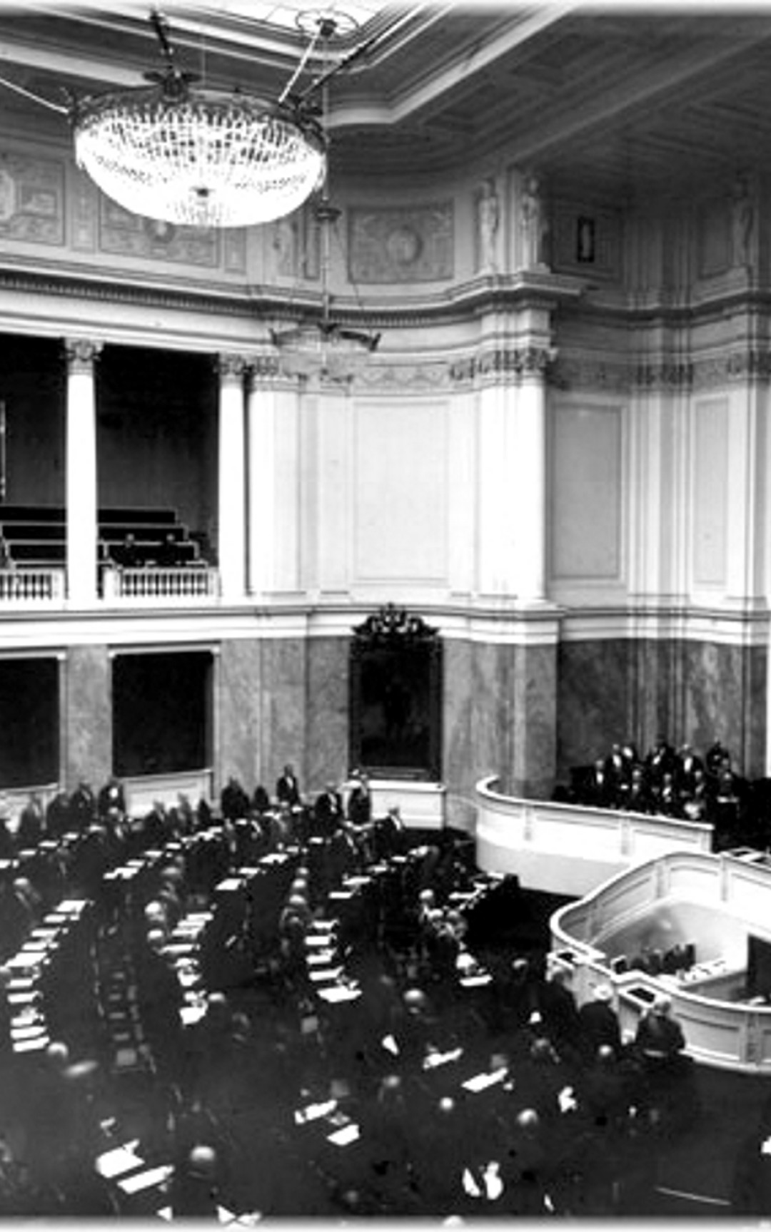 Зал заседаний Законодательного собрания Петербурга, реконструированный из зимнего сада Мариинского дворца