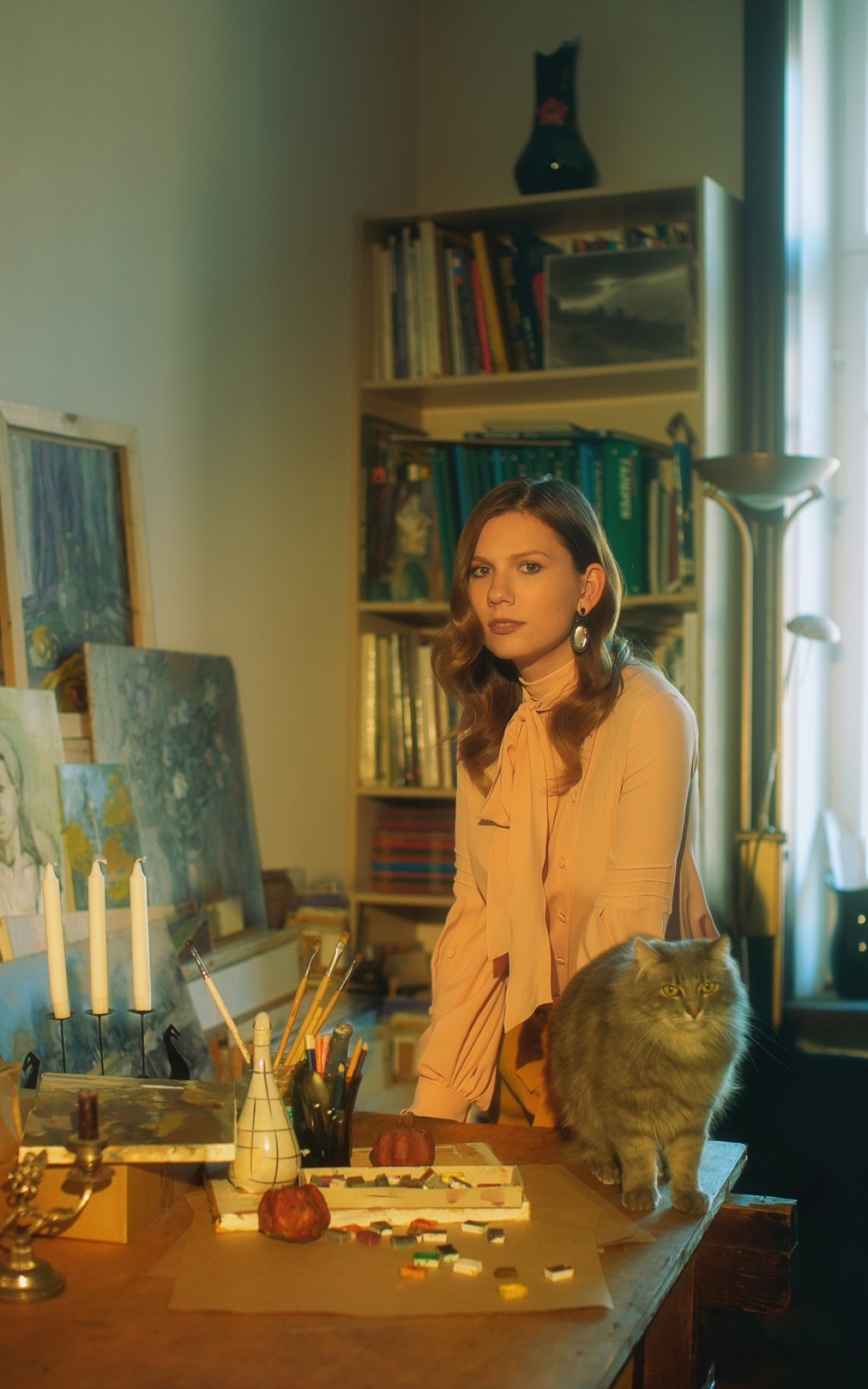 Ксения Мурзина-Бенуа у чертежного стола Леонтия Бенуа. Платье-рубашка No.21, брюки Joseph, серьги Oscar de la Renta (все — ДЛТ)