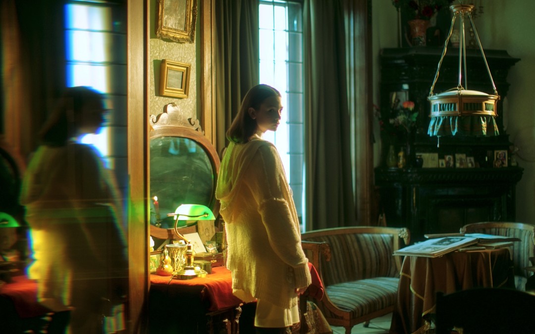 Камилла Мурзина-Бенуа у места на стене, где висела «Мадонна Бенуа» Леонардо да Винчи