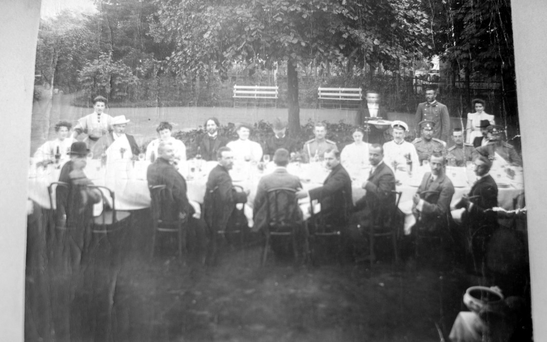 Ежегодно 1 июля семья отмечает день рождения Николая Леонтьевича Бенуа. На фото — празднование на даче в Бобыльске (Старом Петергофе) в начале хх века