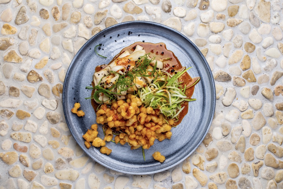 Жареный кальмар с лапшой из кабачка