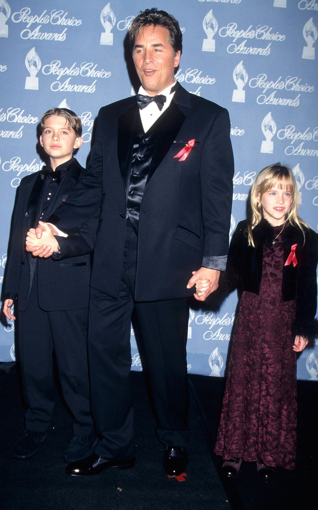 Дакота Джонсон с отцом Доном Джонсоном и братом Джесси Джонсоном на церемонии People's Choice Awards, 1997