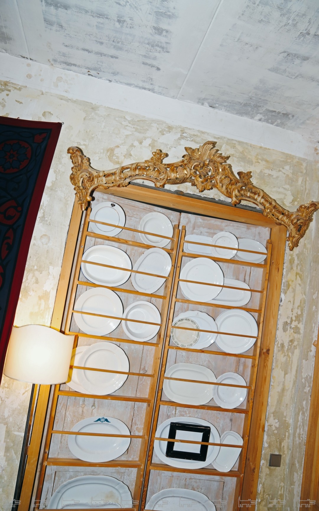 Андрей Дмитриев коллекционирует старинные картины, антикварные белые тарелки, стеклянные сосуды и медную кухонную утварь – и все это использует в