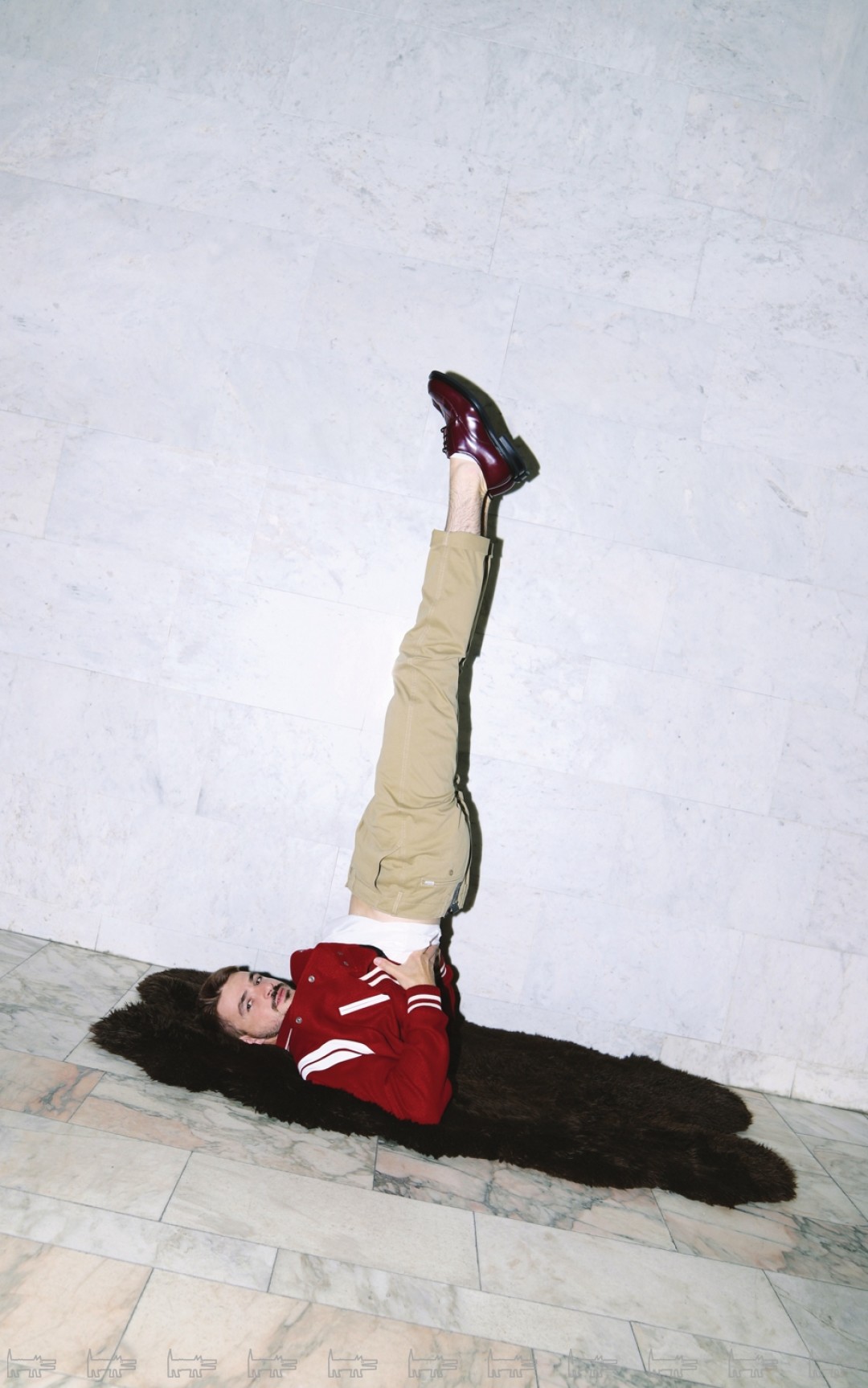 Бомбер Saint Laurent , туфли Bottega Veneta (все — ДЛТ), джинсы Levi’s